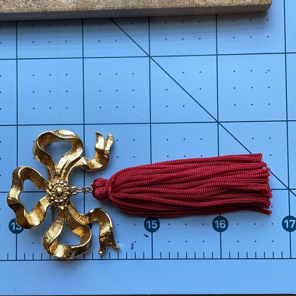 Vintage AVON Touch of Tassel Gold Tone Brooch Pin - Picture 6 of 7